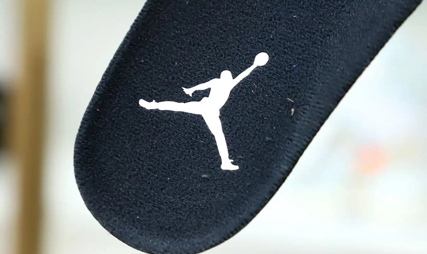 4 MILITARY JORDAN BLACK AIR 0326